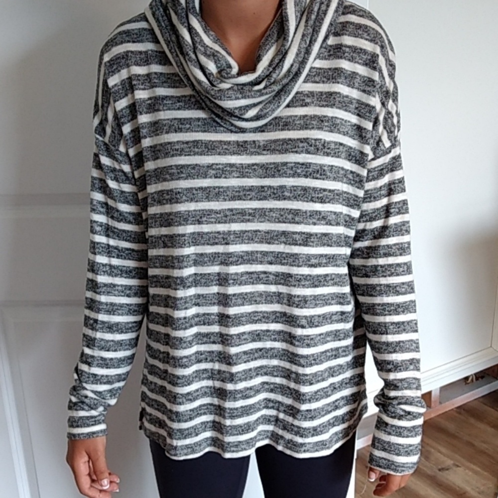 Maurice's sweater size small
